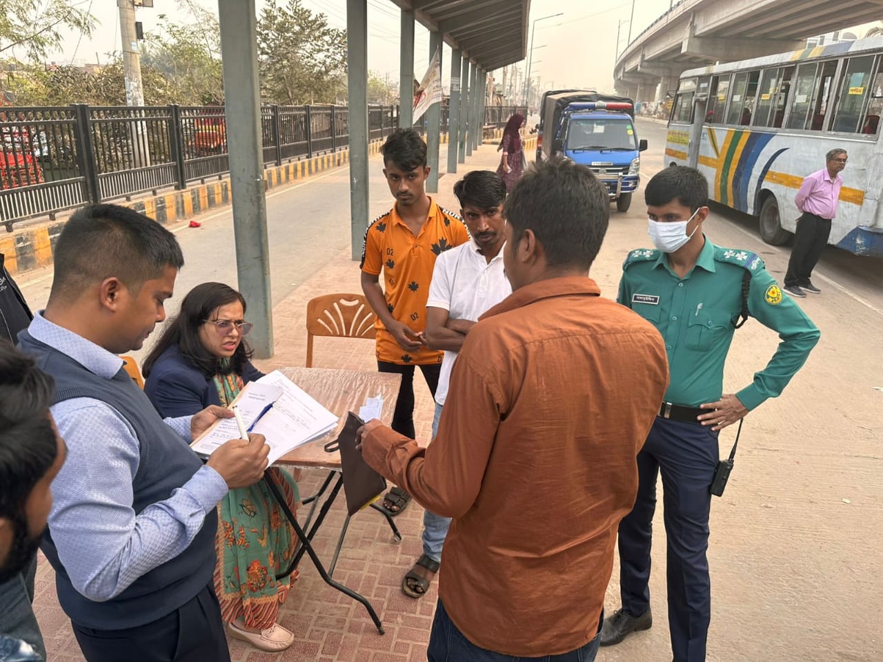 বায়ুদূষণ ও নিষিদ্ধ পলিথিনের বিরুদ্ধে মোবাইল কোর্ট, ১৭ লাখ টাকা জরিমানা